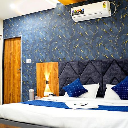 Hotel Mahalok Palace Ujjain Exteriör bild