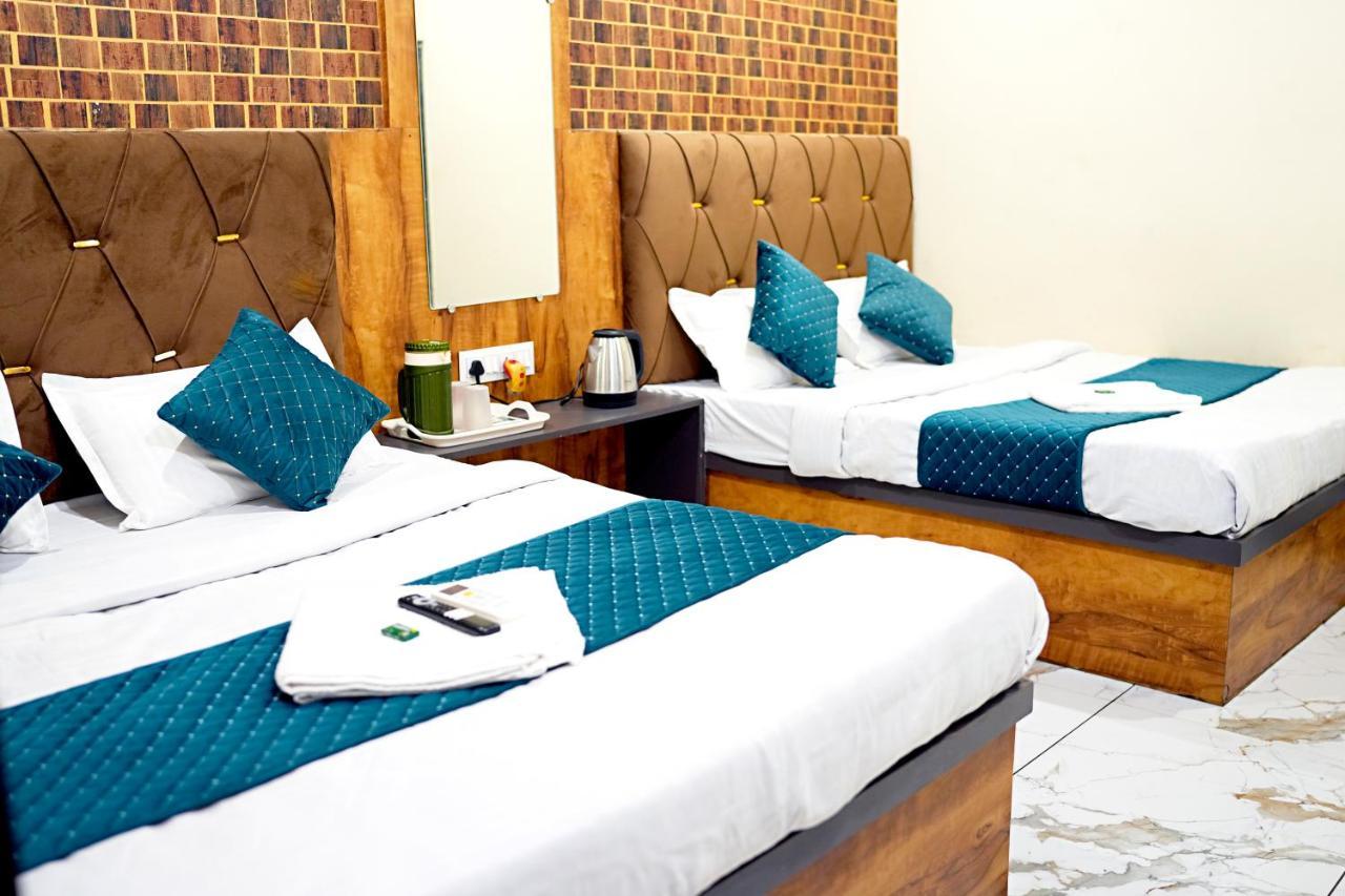 Hotel Mahalok Palace Ujjain Exteriör bild