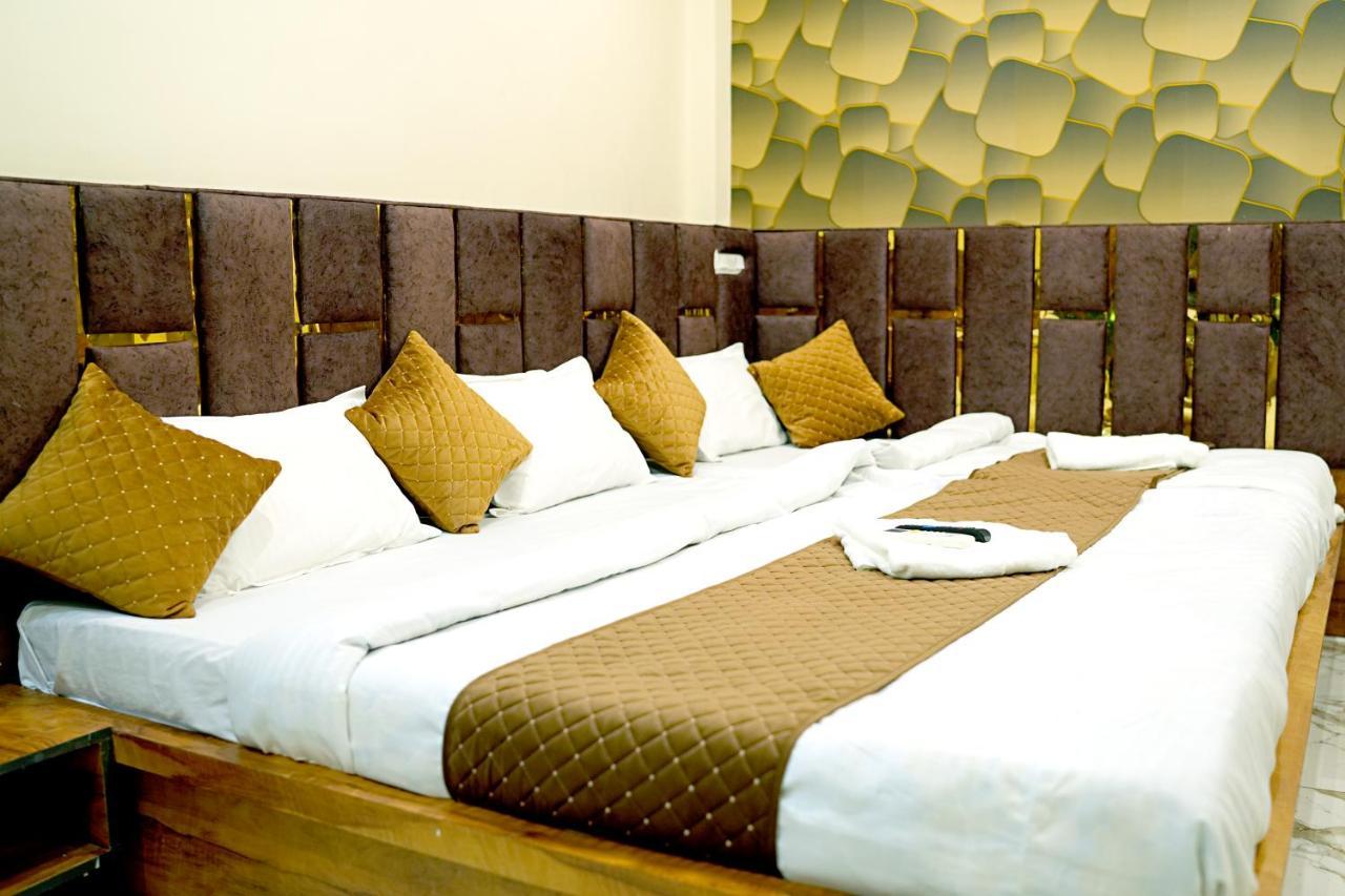 Hotel Mahalok Palace Ujjain Exteriör bild