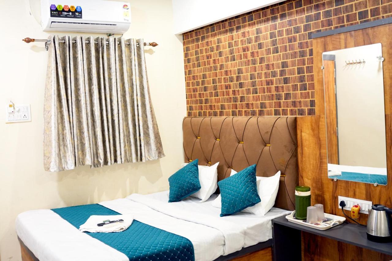 Hotel Mahalok Palace Ujjain Exteriör bild