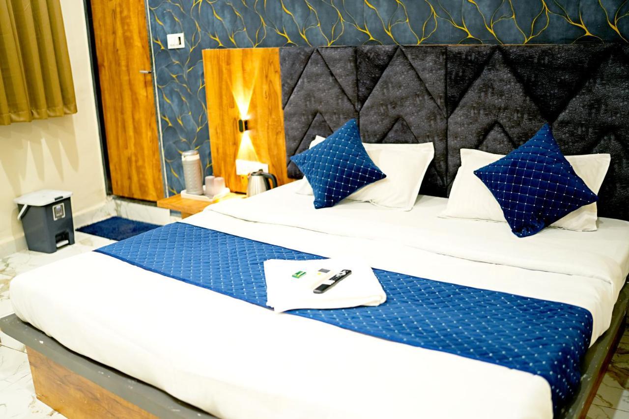 Hotel Mahalok Palace Ujjain Exteriör bild