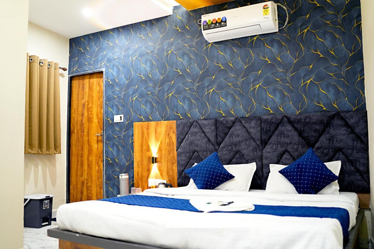 Hotel Mahalok Palace Ujjain Exteriör bild