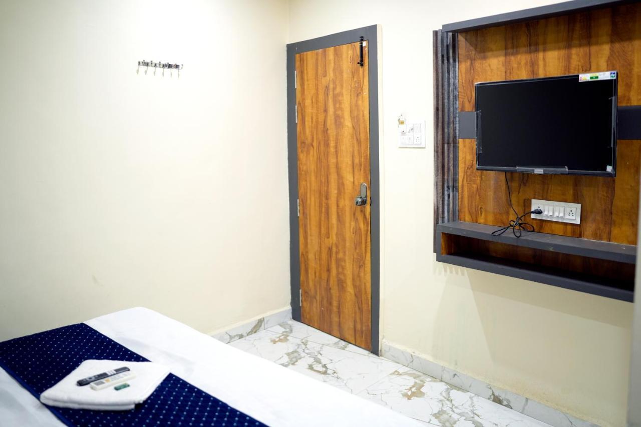Hotel Mahalok Palace Ujjain Exteriör bild
