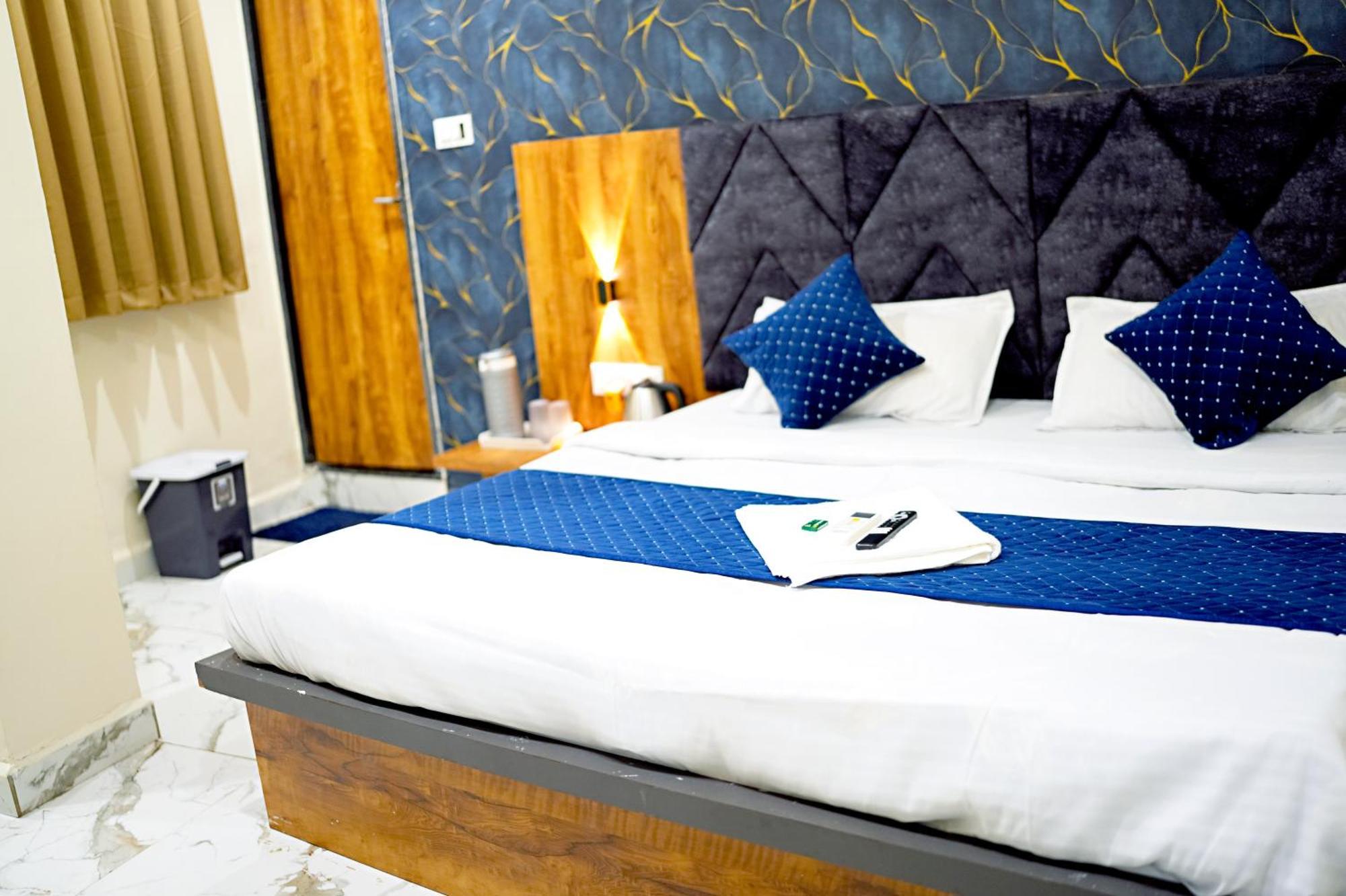 Hotel Mahalok Palace Ujjain Exteriör bild