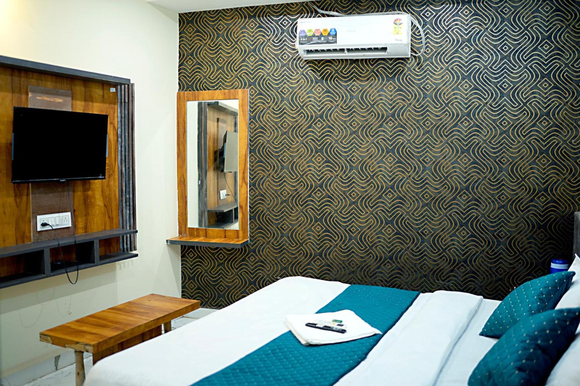 Hotel Mahalok Palace Ujjain Exteriör bild