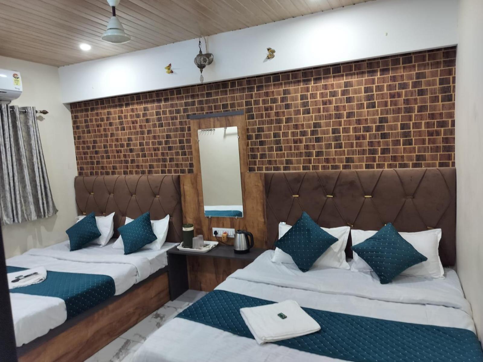 Hotel Mahalok Palace Ujjain Exteriör bild
