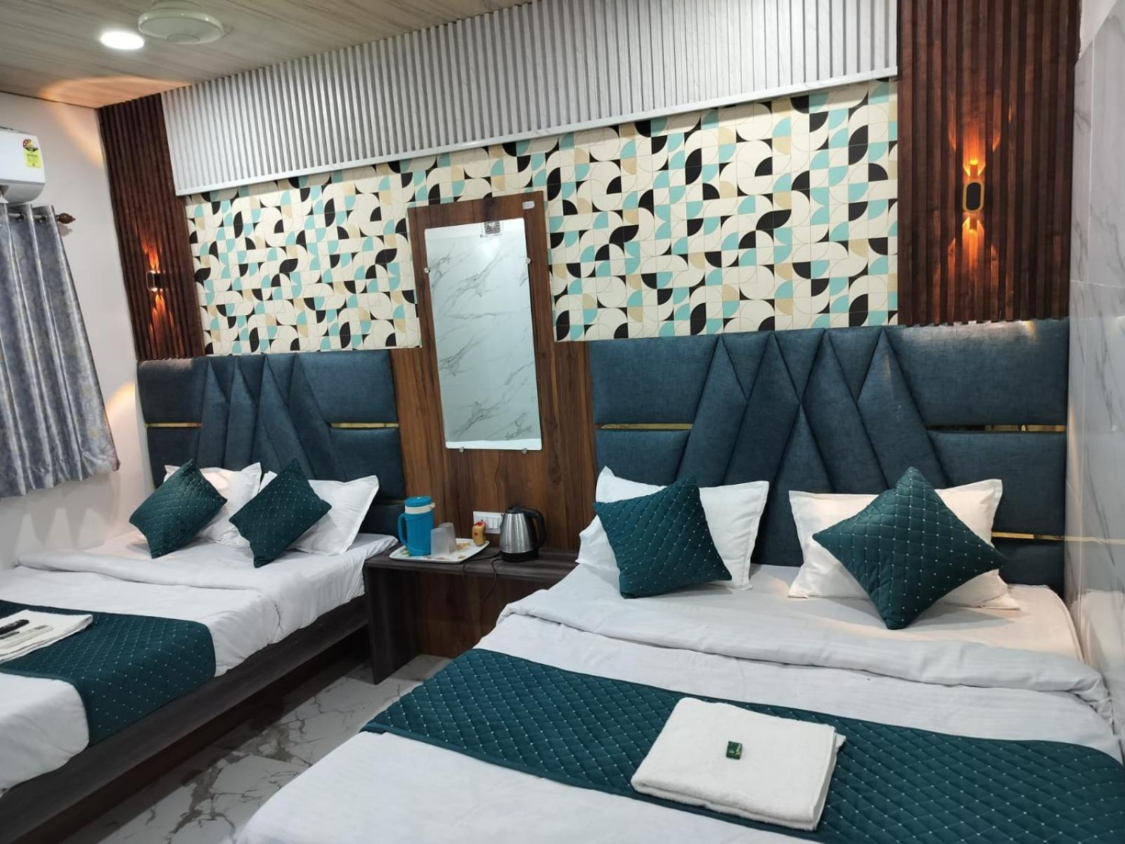 Hotel Mahalok Palace Ujjain Exteriör bild