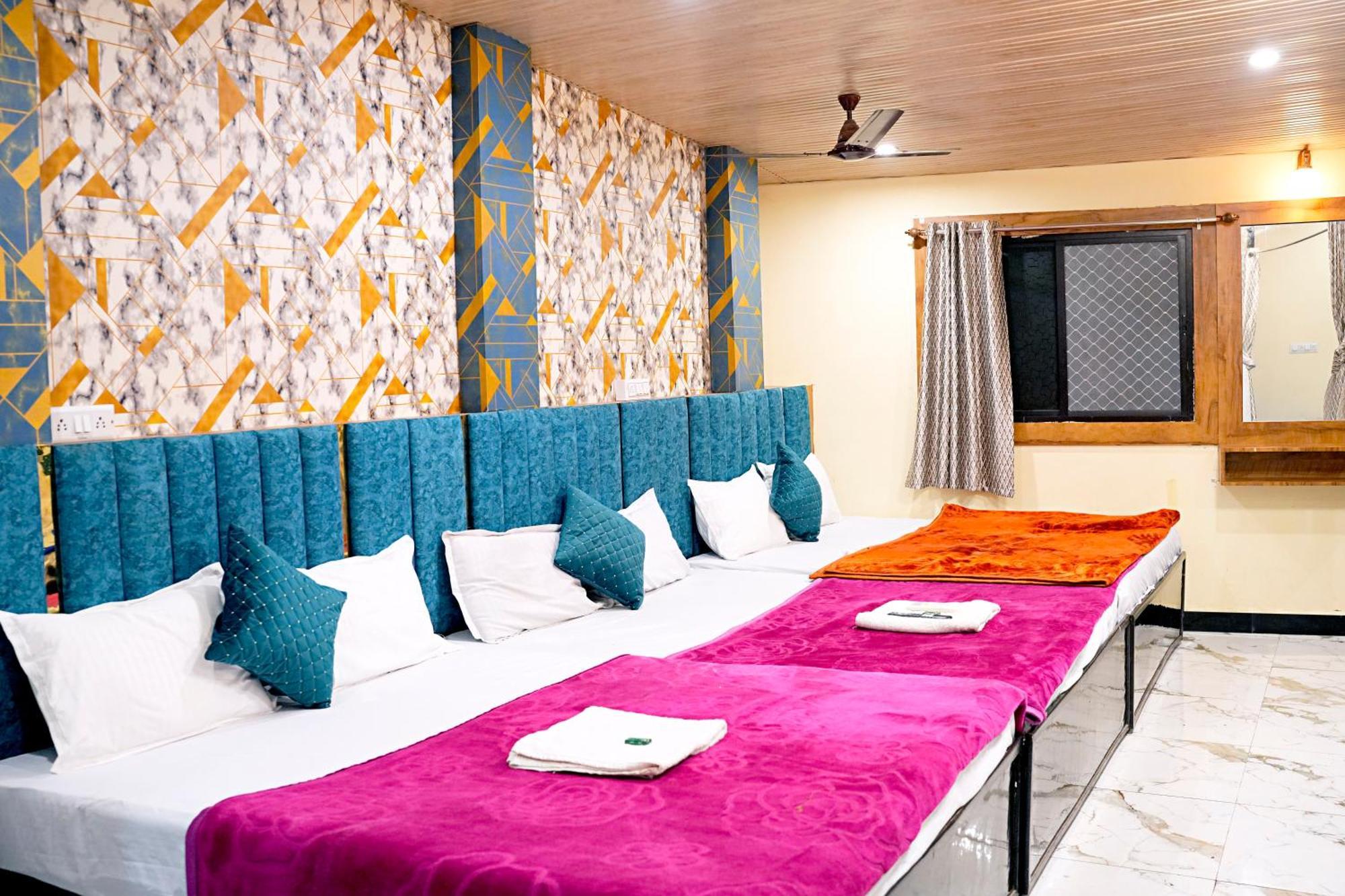 Hotel Mahalok Palace Ujjain Exteriör bild